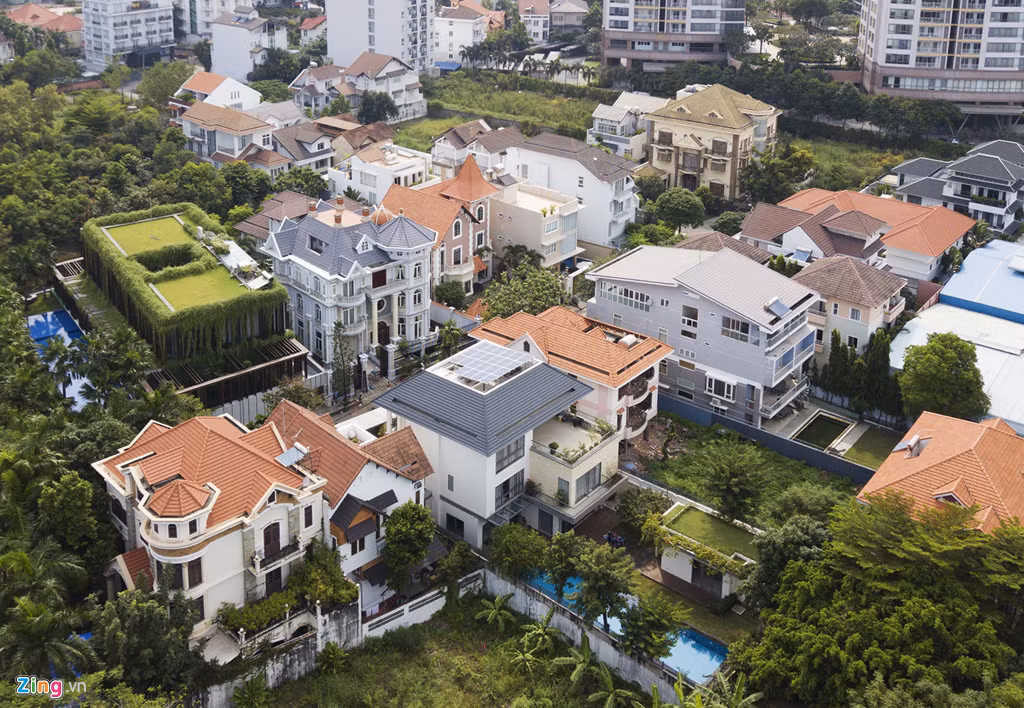 Những căn biệt thự biệt lập trong từng khu có kiến trúc khác nhau, từ phong cách cổ điển đến hiện đại nhưng đều rất đẹp mắt và sang trọng.