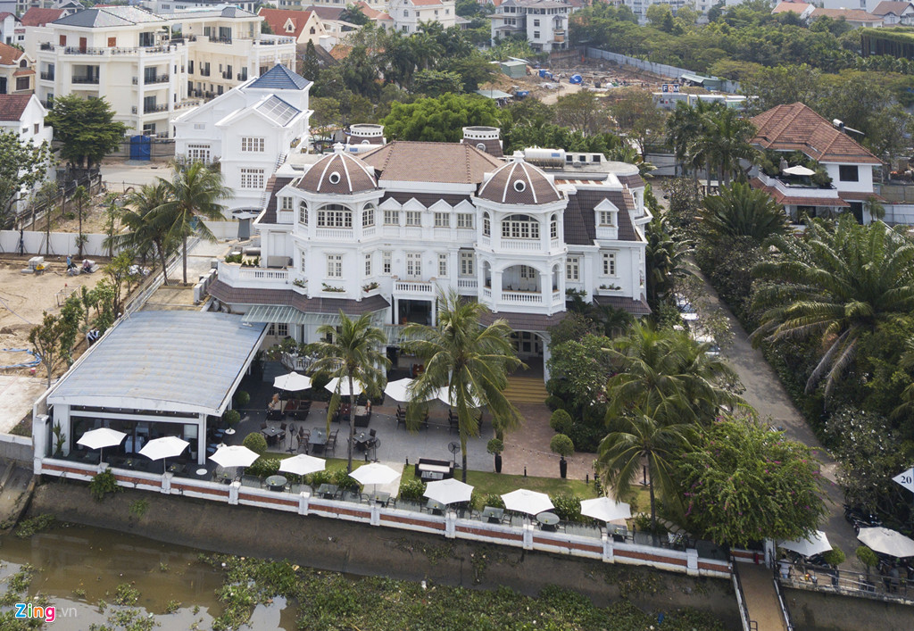 Một căn biệt thự được xây dựng như một lâu đài nguy nga, tráng lệ trong khu đất rộng cả nghìn m2 tại Thảo Điền. "Biệt phủ" này vừa có mặt đường Nguyễn Văn Hưởng, vừa nằm cạnh bờ sông Sài Gòn. Một trang web về bất động sản từng cho biết giá biệt thự này là 170 tỷ đồng từ nhiều năm trước.