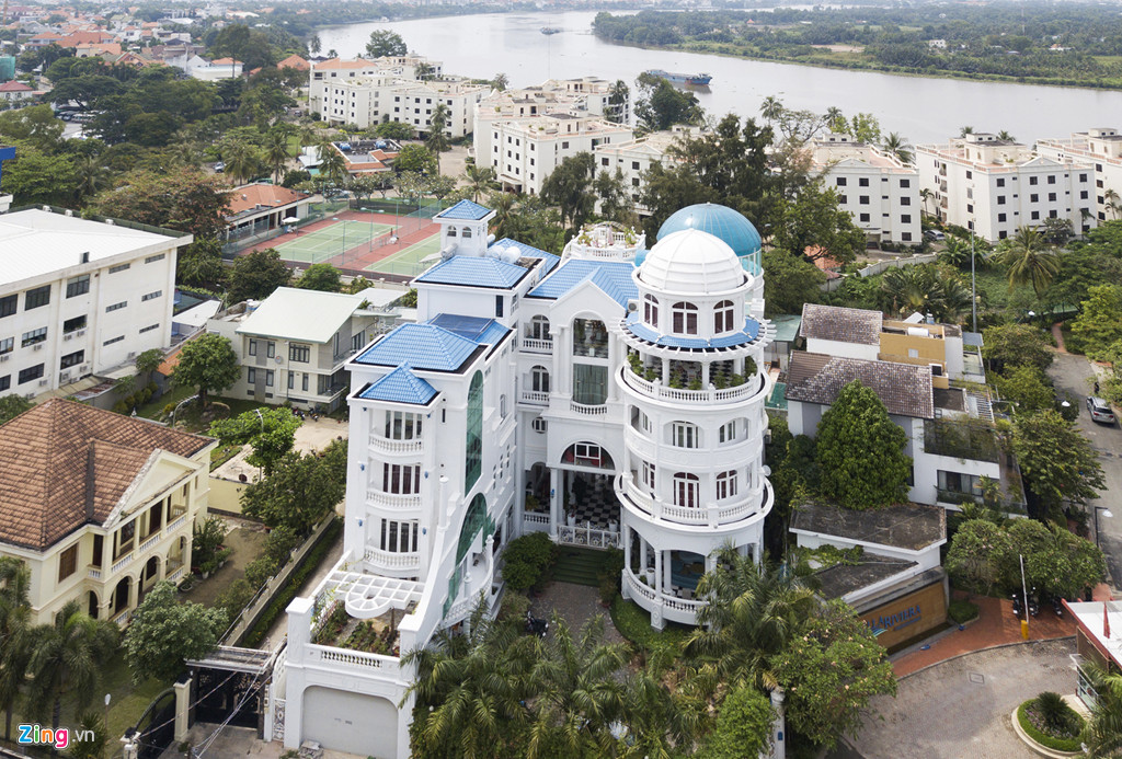 Nằm giáp ranh bên phường Thảo Điền là tòa biệt thự cao 7 tầng, thiết kế theo phong cách cổ điển trên đường Giang Văn Minh. Biệt thự có diện tích gần 1.200 m2 này được rao bán trên trang về bất động sản với giá 256 tỷ đồng.