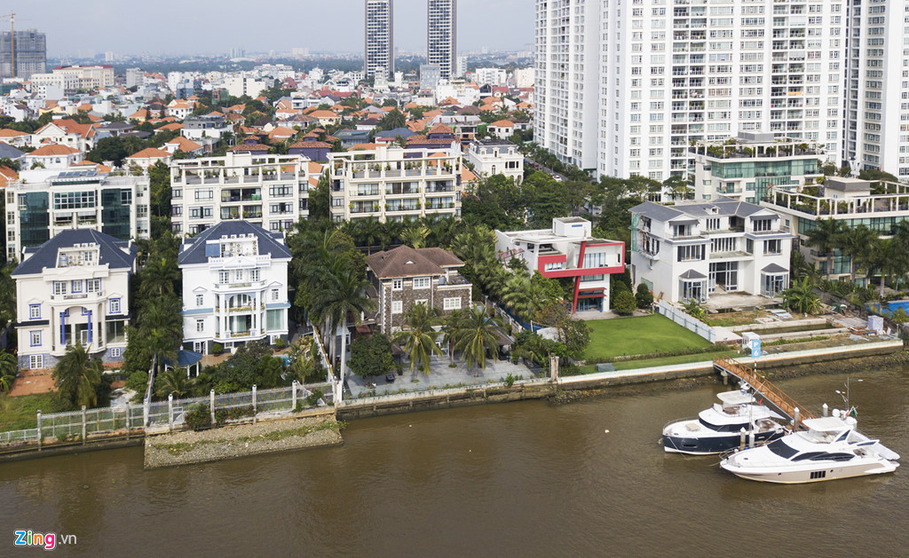 Những căn khu biệt thự, biệt thự biệt lập rộng lớn, đẳng cấp này thường đi kèm với những bến du thuyền sang trọng bên bờ sông.