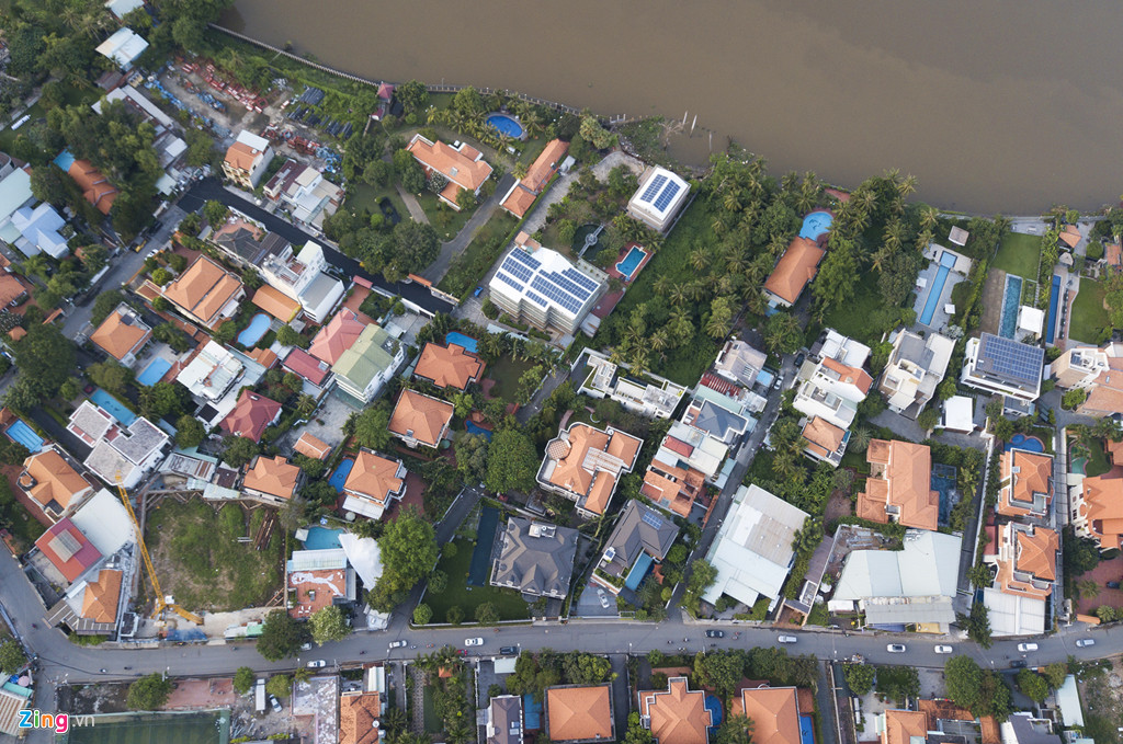Từ ngoài bờ sông vào sâu bên trong các tuyến đường Võ Trường Toản, Nguyễn Ư Dĩ, Trần Ngọc Diện, Thảo Điền, Quốc Hương, Xuân Thủy...là hàng trăm căn biệt thự khác với đủ diện tích, kiểu dáng, giá trị khác nhau nằm san sát. Phần lớn những căn biệt thự này đều sở hữu hồ bơi sang trọng.