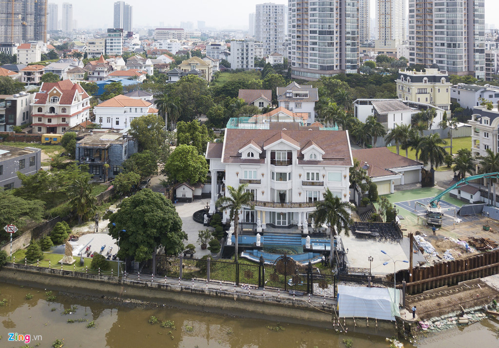 Một công trình nổi tiếng khác từng được Đài truyền hình KBS (Hàn Quốc) làm phóng sự đó là căn biệt thự của gia đình ông Jonathan Hạnh Nguyễn (bố chồng Tăng Thanh Hà). Dinh thự sang trọng, xa hoa này có 3 tầng, với diện tích xây dựng khoảng 500 m2. Bên trong có bể bơi và sân tennis riêng, nội thất được dát vàng.