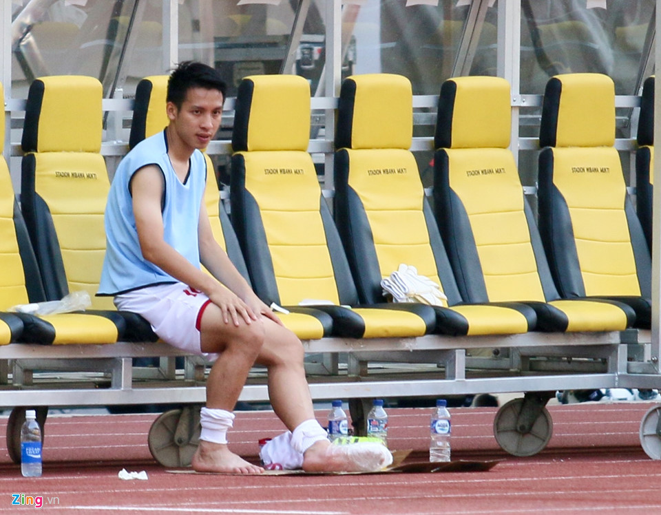  Olympic Việt Nam trả giá đắt cho chiến thắng Nhật Bản: Tiền vệ Đỗ Hùng Dũng gặp chấn thương phải rời sân bằng xe cấp cứu. Hà Đức Chinh nằm gục xuống sân và cũng cần tới sự chăm sóc của bác sĩ sau chiến thắng 1-0 của Olympic Việt Nam.