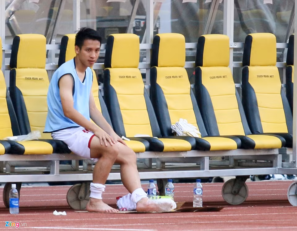  Olympic Việt Nam trả giá đắt cho chiến thắng Nhật Bản: Tiền vệ Đỗ Hùng Dũng gặp chấn thương phải rời sân bằng xe cấp cứu. Hà Đức Chinh nằm gục xuống sân và cũng cần tới sự chăm sóc của bác sĩ sau chiến thắng 1-0 của Olympic Việt Nam.