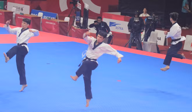  Gặp sự cố âm thanh, taekwondo Việt Nam lỡ HCV: Chuẩn bị kỹ cho kế hoạch lật đổ Hàn Quốc ở môn quốc võ của họ, nhưng đội quyền nam taekwondo Việt Nam không đủ may mắn để làm nên chuyện lớn và lỗi đến từ chi tiết ngớ ngẩn đó là sự cố âm thanh. Chi tiết này khiến ĐTTVN lỡ tấm HCV tại kỳ ASIAD 2018.