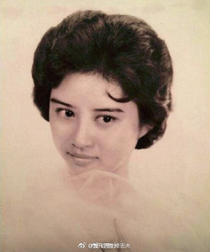 Không ngờ mẹ chúng mình khi còn trẻ có nhan sắc ấn tượng đến vậy.