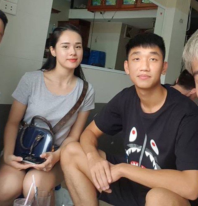 Sự việc Trọng Đại và bạn gái chia tay càng được CĐM thêm tin khi trong lễ ăn hỏi của trung vệ Bùi Tiến Dũng, nếu như Huyền Trang tự đi ôtô đến Bắc Ninh tham dự cùng một người bạn thì Trọng Đại lại đến khá muộn khi tất cả đã ngồi vào bàn tiệc.