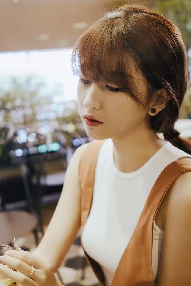 Kim Chi ghi dấu tên tuổi của mình khi cô xuất hiện với vai trò diễn viên phụ trong các MV âm nhạc của nhiều ca sĩ trẻ như Vương Anh Tú hay Trịnh Đình Quang. Trong các MV, Kim Chi luôn biết cách "hớp hồn" người xem, bởi khuôn mặt xinh đẹp, quyến rũ cùng khả năng diễn xuất rất tự nhiên.