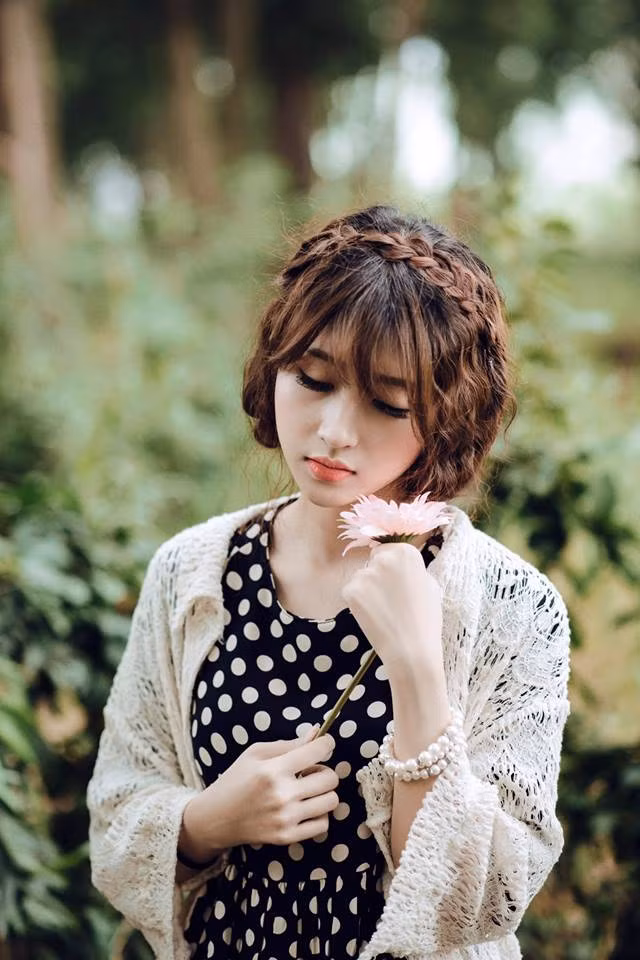 Hiện tại, Kim Chi được biết đến nhiều hơn sau khi vào vai Bình trong series phim ngắn "Trong mắt Anh, Em là gì?".