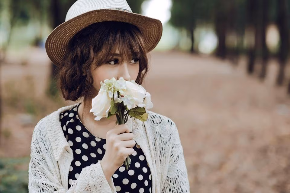 Được biết, Kim Chi chưa từng học qua một trường lớp dạy diễn xuất nào nhưng bằng sự ham học hỏi, nhiệt tình cũng như năng khiếu cảm thụ, Kim Chi luôn hóa thân xuất sắc vào các nhân vật trong MV mà cô tham gia.