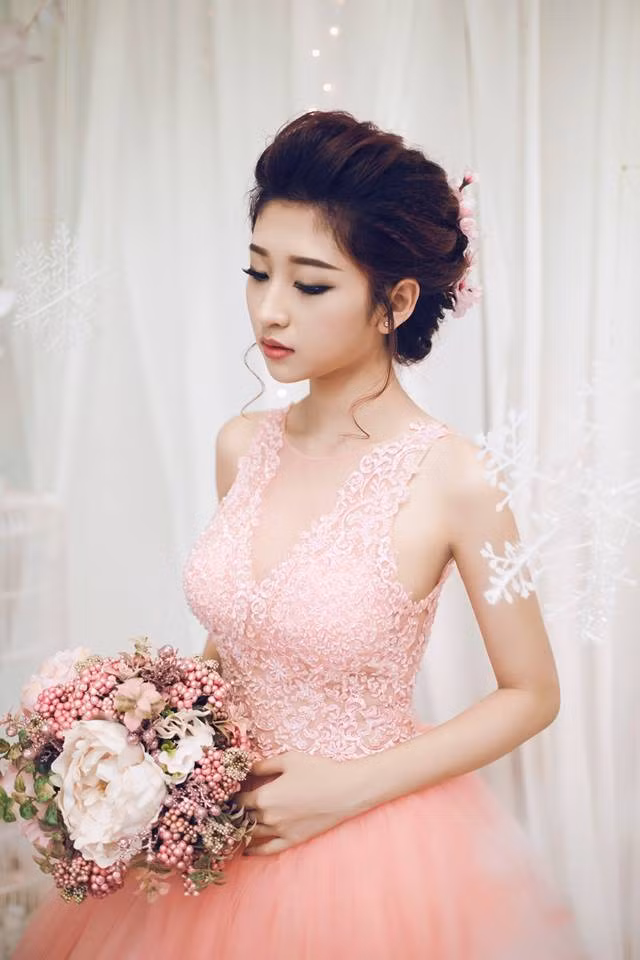Được biết đến nhiều trong phim trường, cô nàng hot girl xinh đẹp cũng có những sở thích rất đáng yêu. Kim Chi bật bí, khi ở nhà cô rất thích xem phim và đọc truyện. Cô nàng cho rằng việc này sẽ giúp tích góp kinh nghiệm cho mình trong các vai diễn sắp tới.