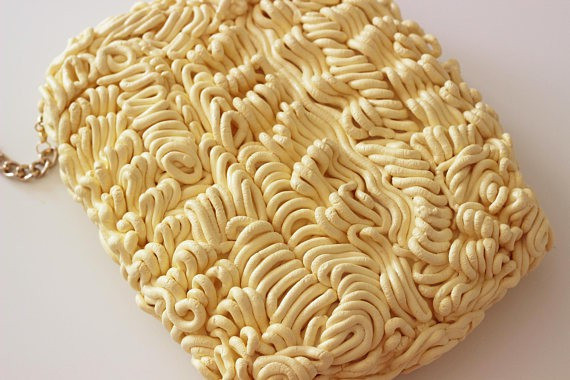 Chiếc ví mì tôm này đang được rao bán với mức giá 199 USD - khoảng 4,5 triệu đồng chưa tính thuê và phí ship.