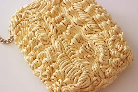 Chiếc ví mì tôm này đang được rao bán với mức giá 199 USD - khoảng 4,5 triệu đồng chưa tính thuê và phí ship.