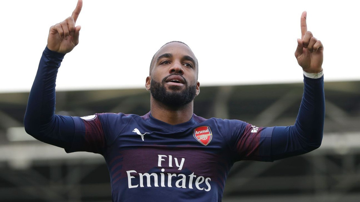  Chuyển nhượng bóng đá từ Pháp, PSG đang muốn ký hợp đồng với Alexandre Lacazette cầu thủ đang bị thất sủng ở Arsenal.