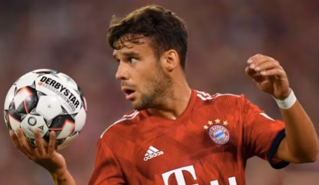 Chủ tịch Bayern Munich, Uli Hoeness đã chỉ trích gay gắt hậu vệ trái của PSG, Juan Bernat khi anh bị đội bóng xứ Bavaria thanh lý vào mùa hè vừa qua.