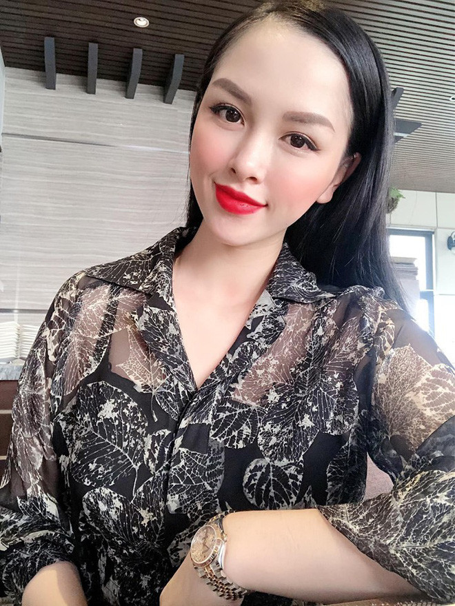 Sau khi kết hôn với đại gia là anh trai ca sĩ Bảo Thy, hot girl Trang Pilla ít khi xuất hiện trong các sự kiện cũng như trên MXH. Tuy nhiên, mới đây, cô nàng người yêu cũ của rapper Karik khiến CĐM đứng ngồi không yên khi hở bạo dù đã là mẹ của 2 đứa con.