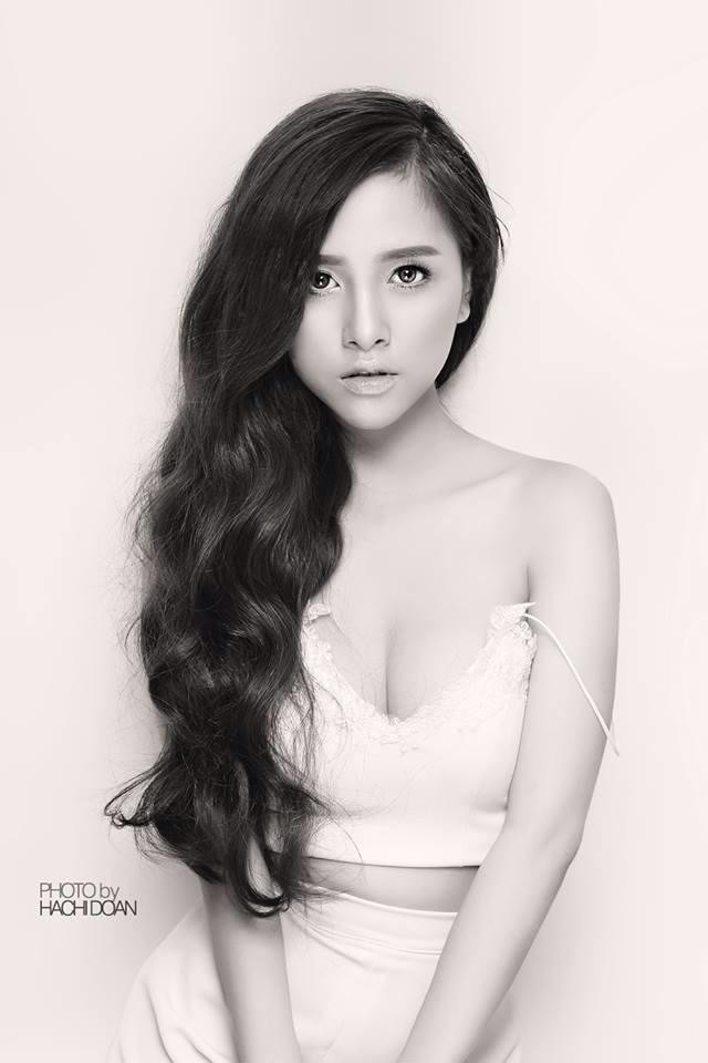 Nhìn vòng 1 vòng 3 đầy đặn căng tràn nảy nở của Trang Pilla sau chiếc áo khoác ren mỏng, đến hội bỉm sữa cũng phải nín thở vì quá sexy.