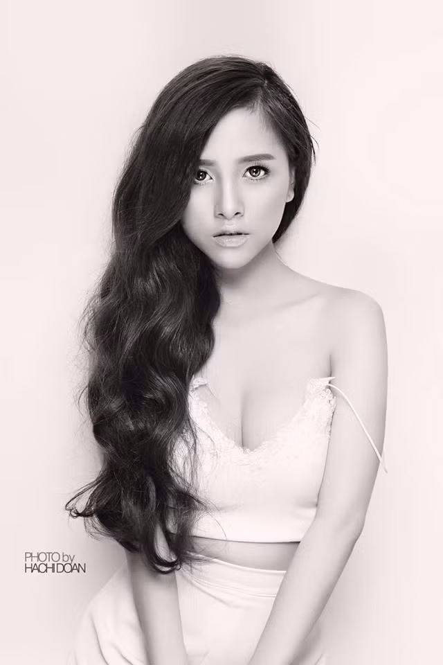 Nhìn vòng 1 vòng 3 đầy đặn căng tràn nảy nở của Trang Pilla sau chiếc áo khoác ren mỏng, đến hội bỉm sữa cũng phải nín thở vì quá sexy.