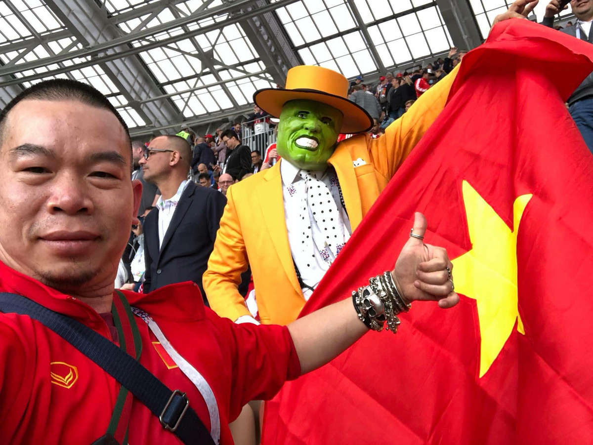 Sứ quán cũng khuyến cáo người Việt không được sử dụng chất kích thích, say rượu bia, che mặt, để lộ phần kín thân thể, viết/vẽ bậy lên công trình, mang theo gia cầm/vật dụng cấm, di chuyển vào khu vực cấm, theo thông cáo của Bộ Ngoại giao.