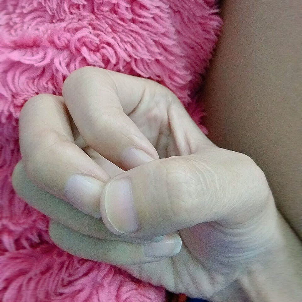 Rõ ràng vẫn là 2 đốt ngón tay, sao cứ thấy lạ lạ.