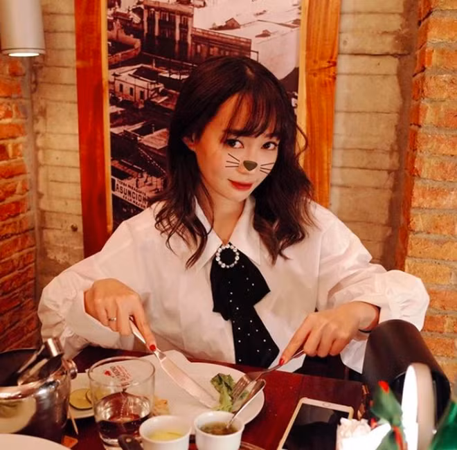 Không chỉ check-in nhiều đồ ăn ngon, đẹp, Sun Ht còn thường xuyên "trêu người" bạn bè khi cho đăng tải những bức ảnh ăn uống vào "giờ thiêng" khiến dân tình xem xong chỉ biết cào đầu bứt rứt.