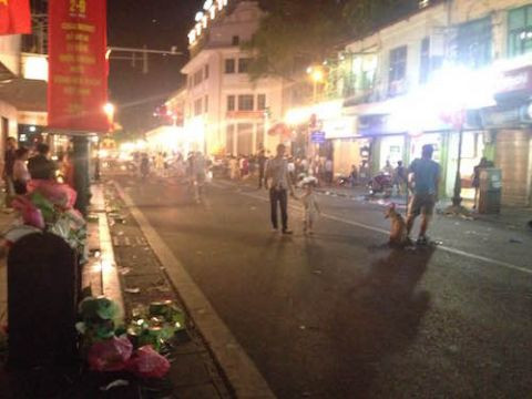 Nguoi dan xa rac bua bai tren pho di bo quanh ho Guom