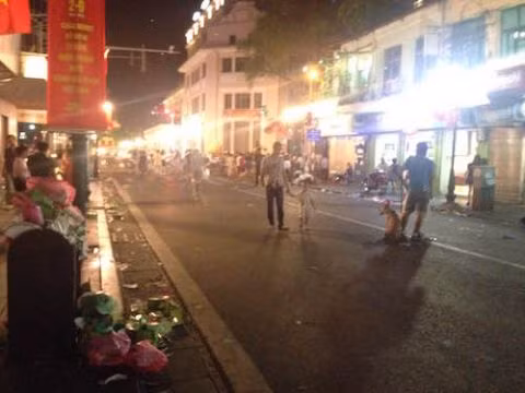 Nguoi dan xa rac bua bai tren pho di bo quanh ho Guom