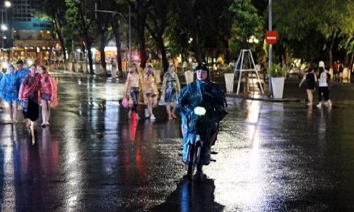 Nguoi dan xa rac bua bai tren pho di bo quanh ho Guom-Hinh-2