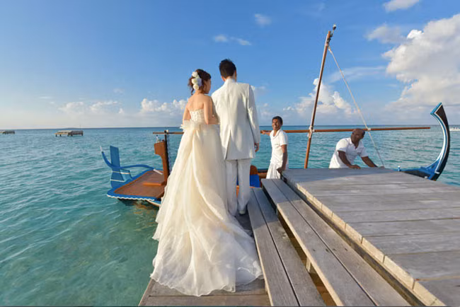 Cách di chuyển duy nhất để đến với nơi cử hành hôn lễ trên đảo Landaa Giravaru đó là thuyền độc mộc của những ngư dân.