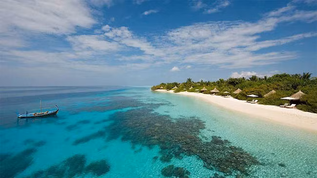 Hòn đảo xinh đẹp Landaa Giravaru là nơi có khu du lịch nghỉ dưỡng cao cấp của thế giới đó là Four Seasons Resort. Nơi được giới nhà giàu và các ngôi sao thế giới thường xuyên lui tới để nghỉ ngơi.