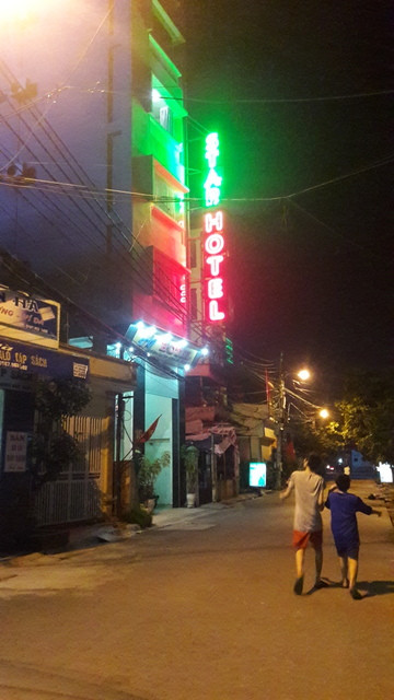 Thot tim thanh nien ngao da vat veo tren lan can tang 6