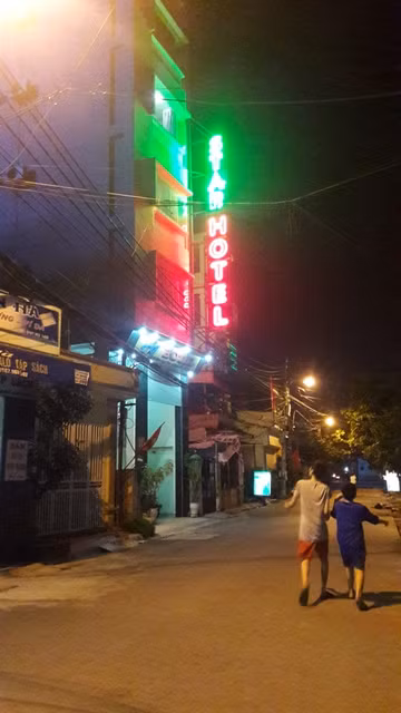 Thot tim thanh nien ngao da vat veo tren lan can tang 6