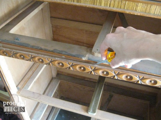 Sau đó, cô đã gỡ bỏ đi thanh viền có hoa văn ở phần trước của tủ và bỏ cả lớp vẹc-nia ở những phần còn lại của tủ. (Ảnh: prodigalpieces)