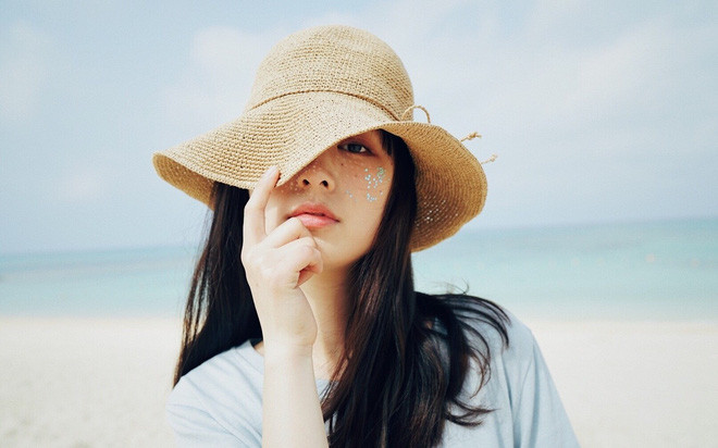 Theo nhiều người nhận xét, Tiểu Thanh rất hợp với những shoot hình trong veo và khi cá tính thì cũng cực kì thu hút.