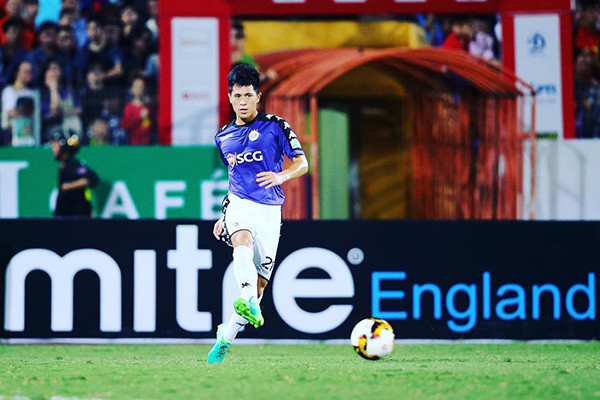 Trên sân đấu, ở ĐTQG hay cấp CLB dù 10 người còn lại có bỏ áo ngoài quần thì Đình Trọng vẫn sơ-vin một mình.