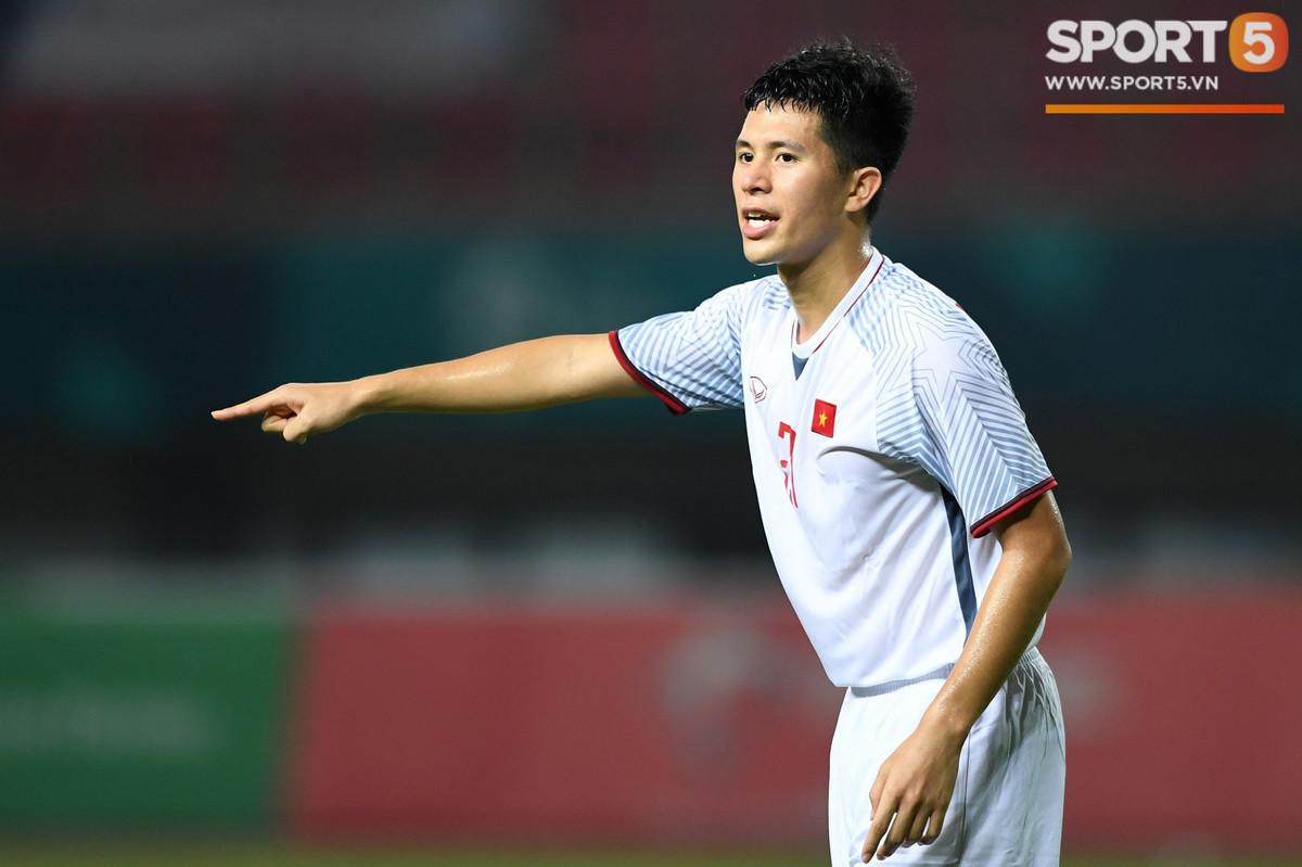 Ngay cả khi tranh chấp bóng, chúng ta vẫn thấy Đình Trọng gọn gàng với áo bỏ trong quần, chưa từng lôi thôi đặc biệt là trong những trận đấu làm khách của ĐTQG Việt Nam tại AFF Cup trước Lào và Myanmar.