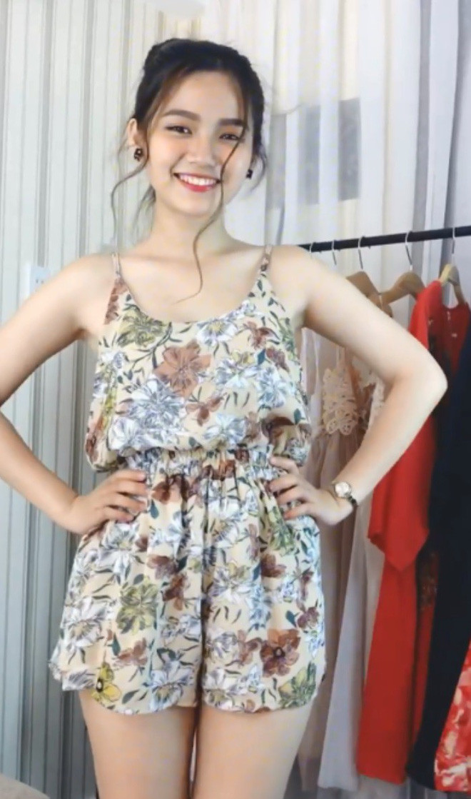 Mới đây, trên mạng xã hội dân tình đang rần rần chia sẻ những đoạn clip ngắn ghi lại cảnh một cô bạn xinh xắn diện lên người những bộ trang phục bắt mắt. Mục đích của cô gái là quảng cáo cho dân tình những mẫu váy áo thời trang mới nhất. Clip được chia sẻ rất nhiều nhờ nhan sắc nổi bật của "nhân vật chính".