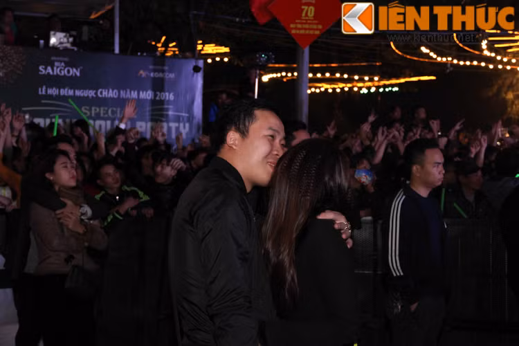 Với nhiều cặp đôi, họ được ở bên nhau đêm vui chơi là một điều hạnh phúc và còn mãn nguyện hơn nữa khi họ trao cho nhau những nụ hôn nồng cháy vào đúng thời điểm đón mừng năm mới.