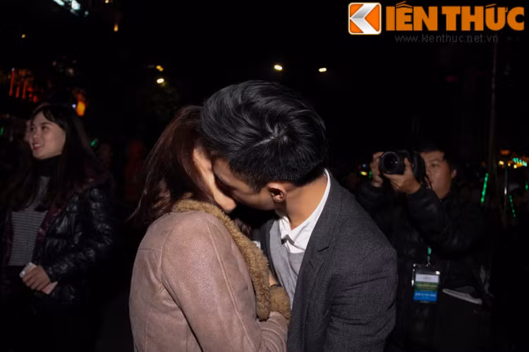 Trong khoảnh khắc chào mừng năm mới, những cặp đôi yêu nhau đã không ngần ngại trao cho nhau những nụ hôn say đắm ngay giữa biển người.