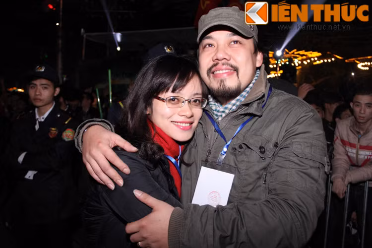 Không chỉ có những bạn trẻ mà các bậc anh, chị cũng hết sức tình cảm. Họ ôm nhau và dựa vào vai trong trong thời khắc chuyển giao giữa năm cũ và năm mới.