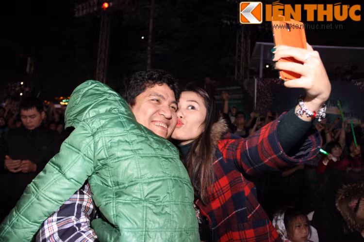 Cùng nhau chụp ảnh check-in và không quên trao cho nhau những nụ hôn.