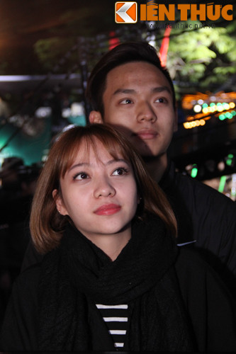 Những cái ôm từ phía sau của người con trai dành cho người con gái ở thời khắc thiêng liêng của năm mới khiến mọi người đều cảm thấy ấm lòng.