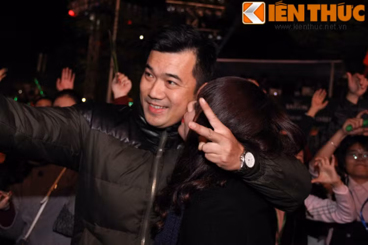 Tất cả đã tạo nên những khoảnh khắc giàu tình cảm, màu sắc trong đêm giao thừa.