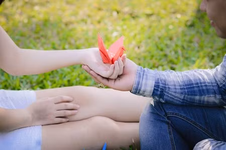 Cánh tay in hằn những vết bầm tím do xuất huyết máu của Trang.