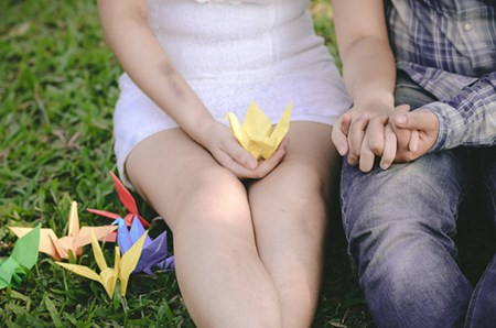 Những cánh hạc giấy tượng trưng cho tình yêu và hy vọng.