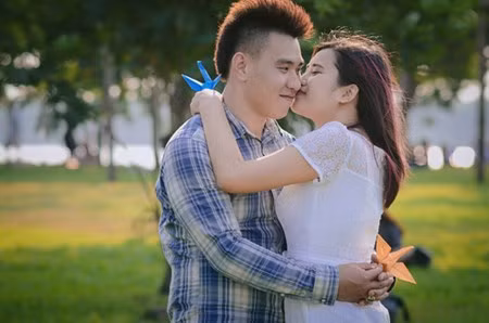 Vì muốn lưu giữ lại những khoảnh khắc tươi trẻ nên Trang quyết định cùng người yêu là Hoàng Minh Thắng (sinh năm 1992) thực hiện bộ ảnh đầy xúc động này.