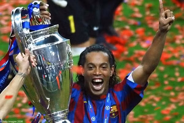 Ronaldinho sở hữu đầy đủ những danh hiệu mà cầu thủ nào cũng mong muốn. Sau quãng thời gian thành công chinh phục trời Âu và bóng đá thế giới, ngôi sao người Brazil bỗng "sinh hư", và chìm mình trong những cuộc chơi sa đà.