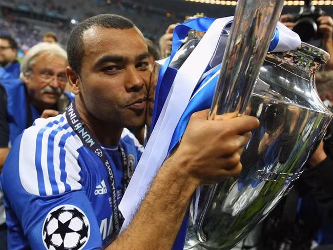 Khởi nghiệp và làm nên tên tuổi tại Arsenal nhưng sân Stamford Bridge mới là nơi để Ashley Cole vươn mình lên tầm thế giới. Rất nhiều ngôi sao lớn của bóng đá thế giới phải thừa nhận cảm giác khó chịu khi bị Cole theo kèm.