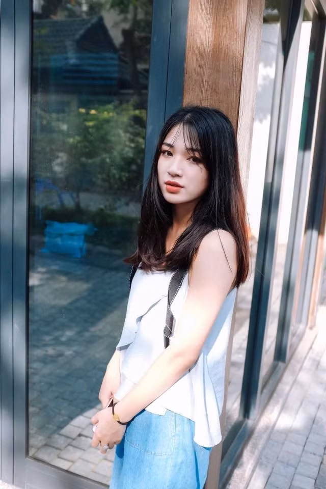 Mới đây, bằng nhan sắc và tài năng của mình, cô nàng cũng đã lọt top 15 - chung kết Cuộc thi Imiss Thăng Long. Tuy nhiên, vì lí do sức khỏe nên 9X đã xin rút tên mình khỏi danh sách.