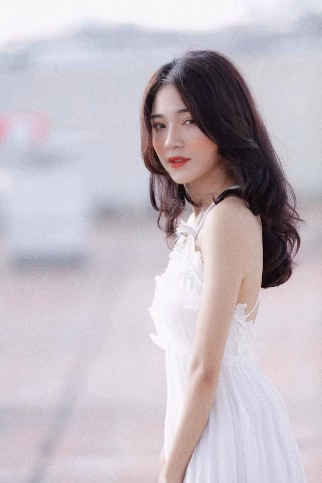 Tiêu Ngọc cao 1m65. Không chỉ xinh đẹp, 9X còn sở hữu thành tích học tập rất đáng nể và thường xuyên "đứng top" trong lớp học kể từ khi còn là học sinh.